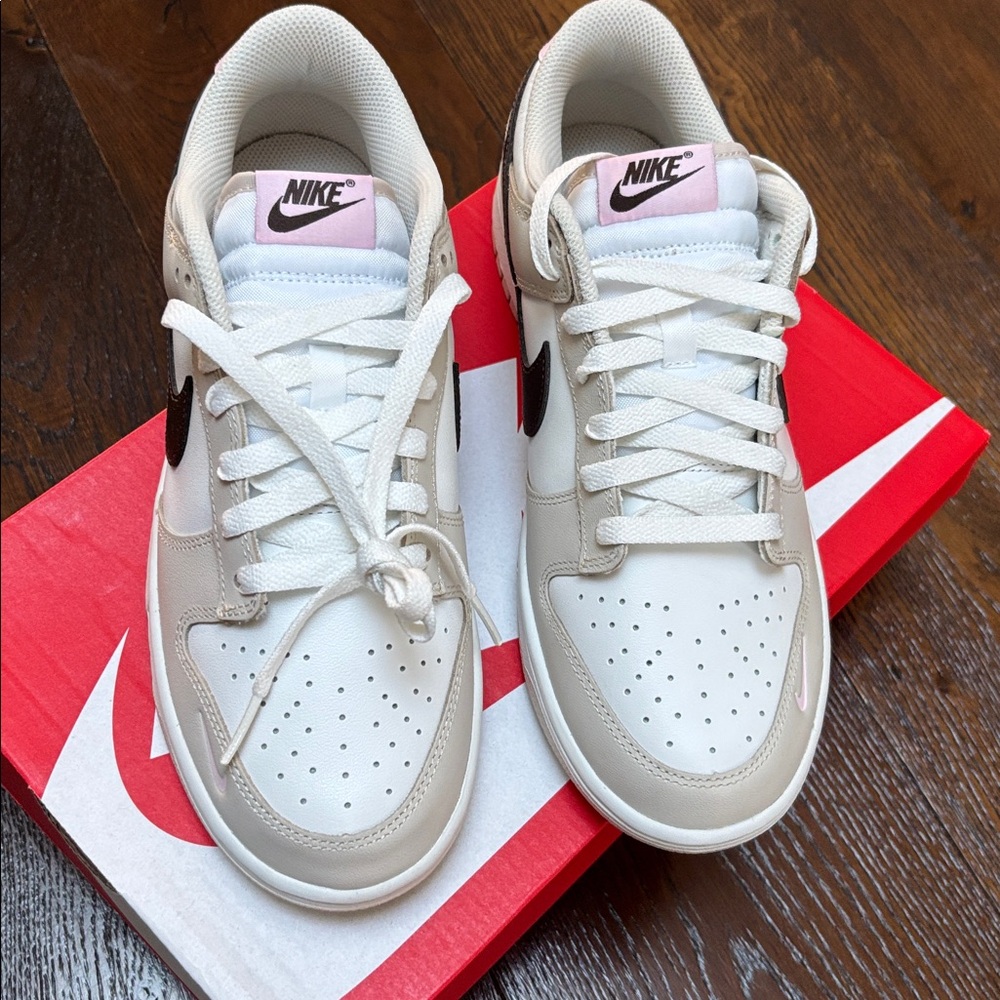 NIKE WOMENS DUNK LOW SIZE 9.5 white/baroque brown HF9990 100. New - Picture 2 of 6